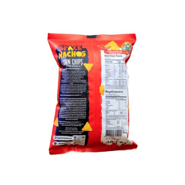 ด้านหลังซอง Spacenachos สไปซี่คอร์นชิปส์ แสดงข้อมูลโภชนาการ ส่วนผสม และบาร์โค้ด. Back packaging of Spacenachos Spicy Corn Chips, showing nutritional information, ingredients, and barcode.