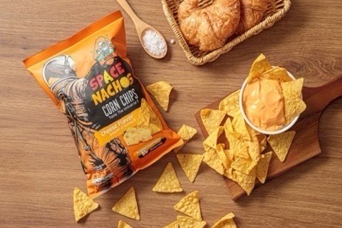 Spacenachos นาโชส์รสชีสเยิ้ม ภาพฮีโร่หน้าแรก. นาโชส์ข้าวโพดเคลือบชีสรสเข้มข้น. Spacenachos cheesy nachos homepage hero image. Crispy corn nachos coated with rich cheese flavor.